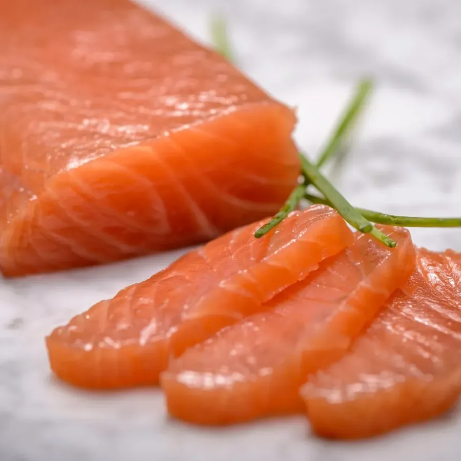 Salmón ahumado noruego cortado en lonchas, especialidad de Alepa Tora Food